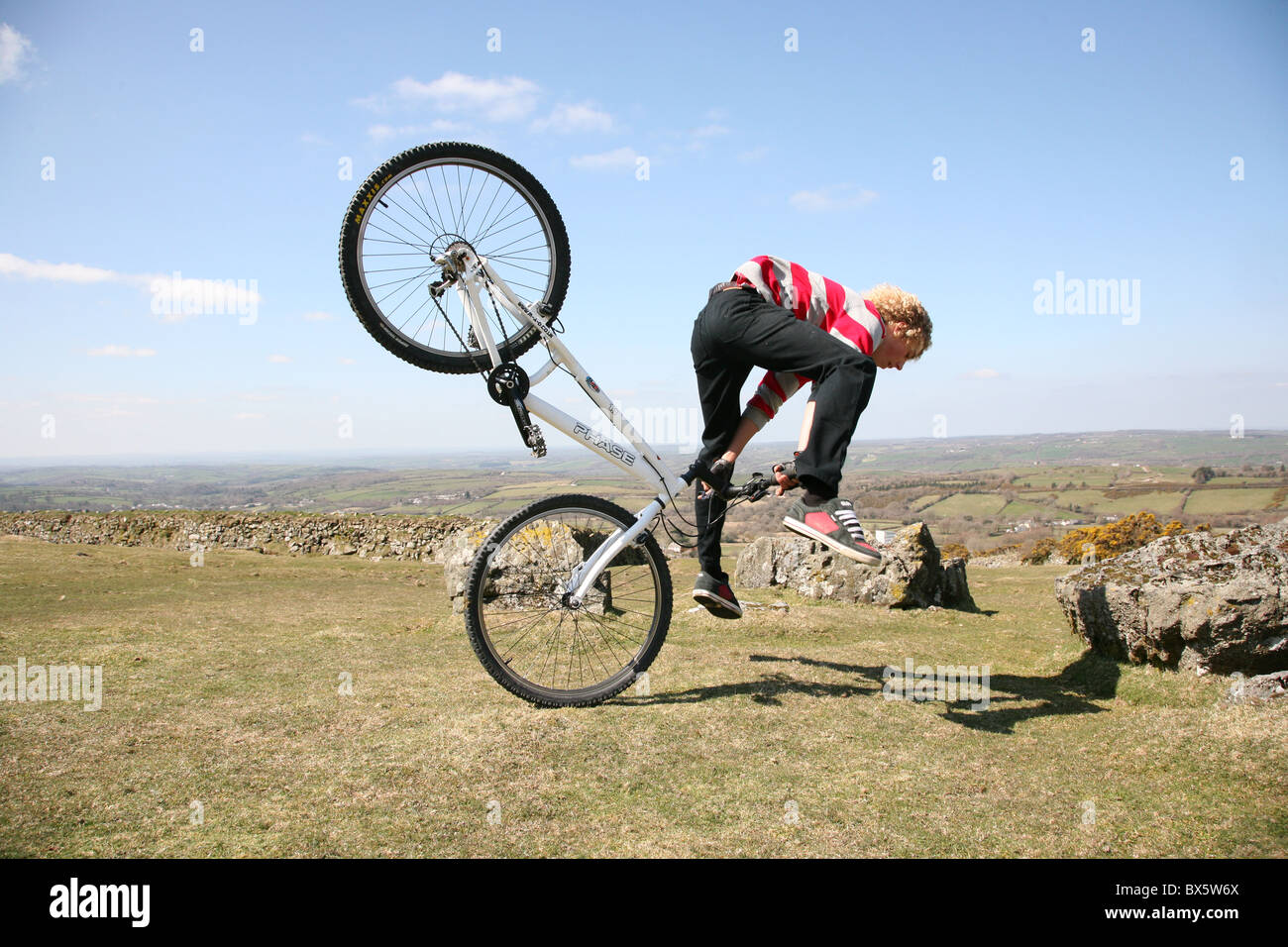 Junge auf einem Fahrrad auf Dartmoor Stockfoto