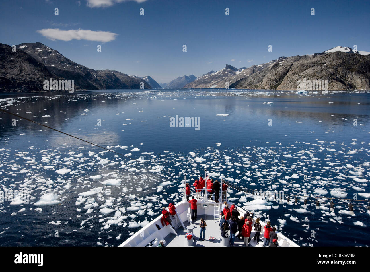 Schiff im Treibeis, Prinz Christian Sund, Grönland, Arktis, Polarregionen Stockfoto