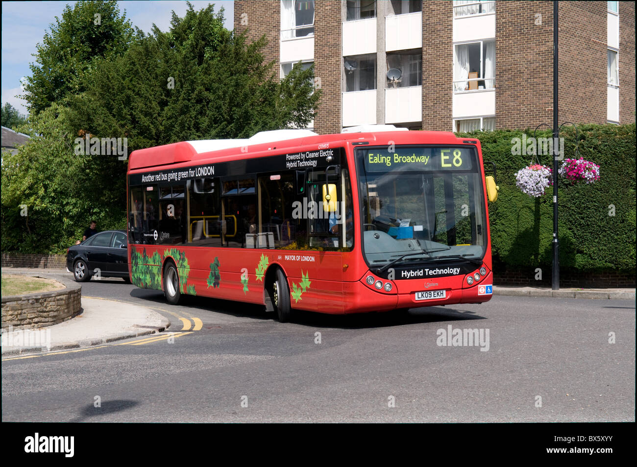Ein Eindecker Hybrid Bus Köpfe in Richtung Ealing, West London. Der Bus ist von Optare gebaut und betrieben von Metroline Stockfoto