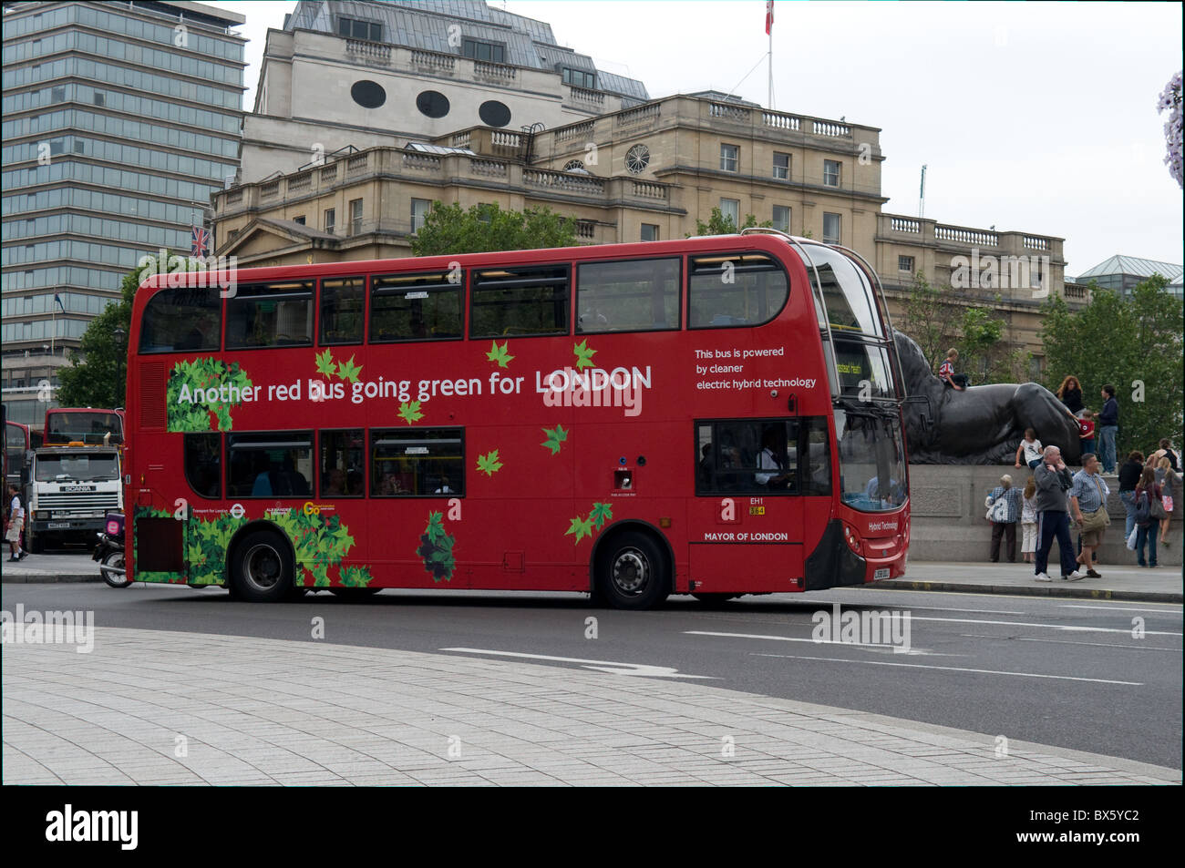 Ein Hybrid-Bus betrieben durch grünes Licht London passiert man die Löwen auf dem Trafalgar Square. Stockfoto