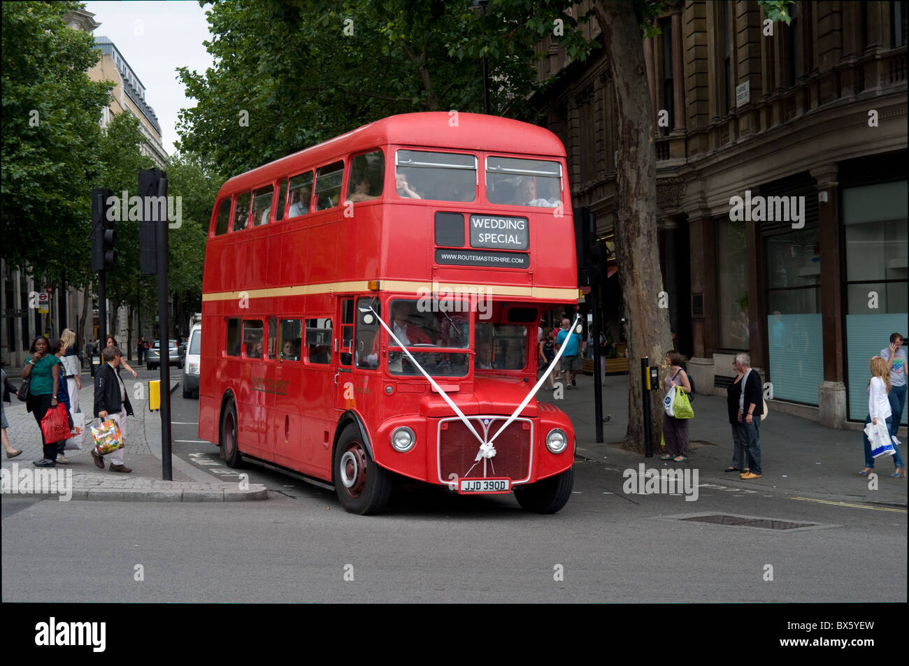 Ein Routemaster Bus mit Hochzeit Special auf dem Rollo tritt Trafalgar Square aus Northumberland Avenue Stockfoto