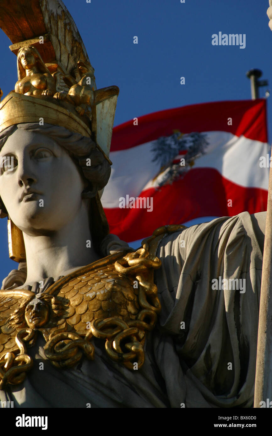 die 5,5 m hohe Statue der Pallas Athene vor dem Wiener Parlament - Wien, Wien, Österreich. Oesterreich Stockfoto