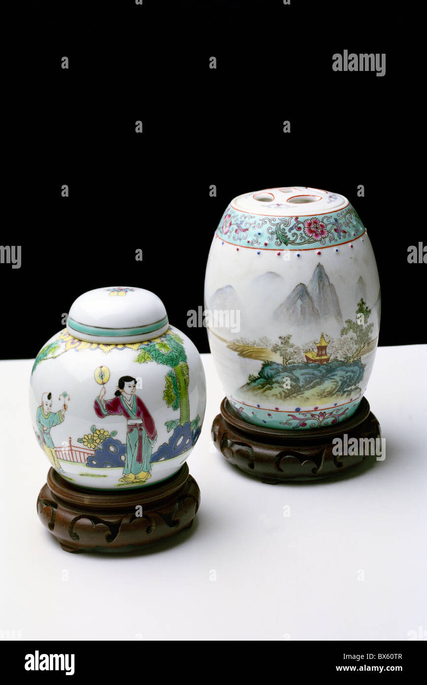 Zwei chinesische glasierte Porzellan Ingwer Gläser auf Palisander Basen Stockfoto