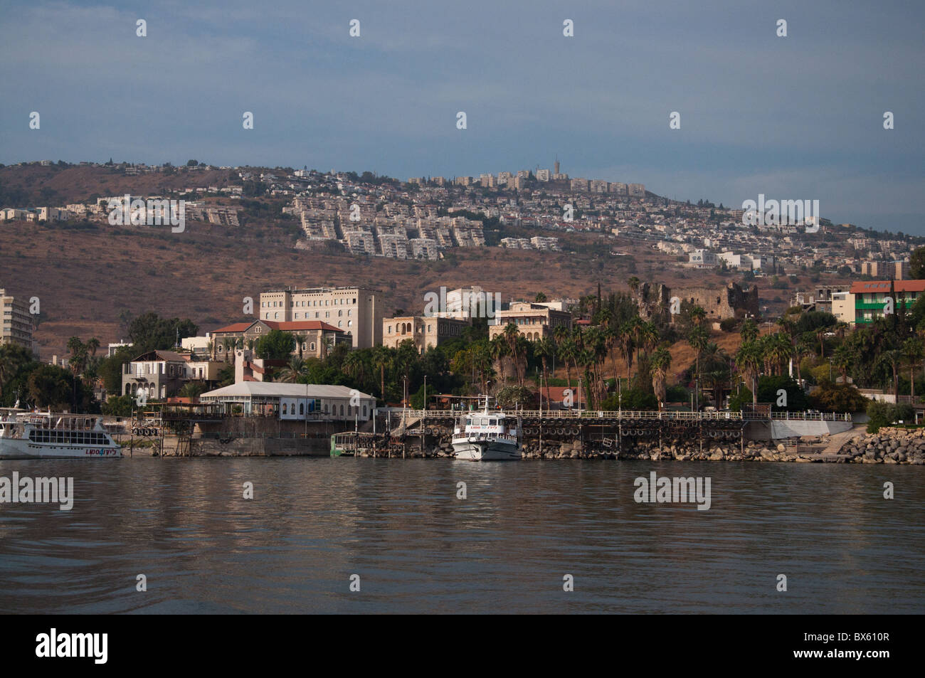 Ein Blick von Tiberias aus dem Wasser. Stockfoto