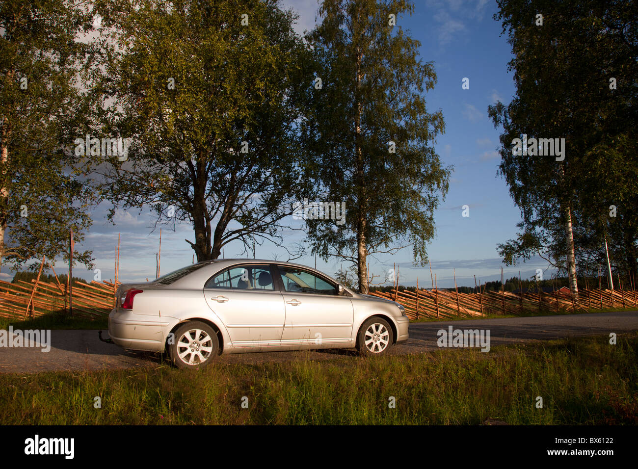 Toyota Avensis 2,2 Diesel-Limousine 2007 Modellauto parkt an finnischer Straße in der Finnischen Landschaft, Finnland Stockfoto