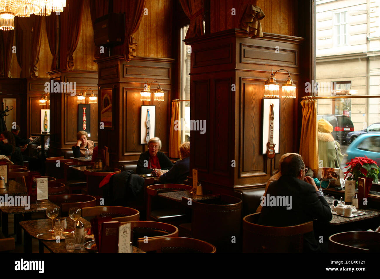 typische Wiener Cafe am Schwarzenbergplatz - Wien, Wien, Österreich. Oesterreich Stockfoto