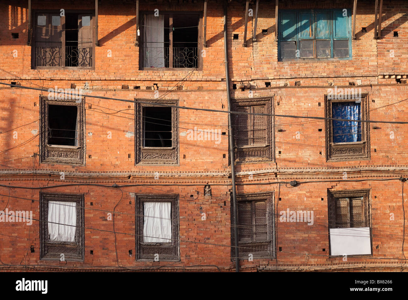 alten krummen Gebäudefassade in Bhaktapur, Nepal Stockfoto