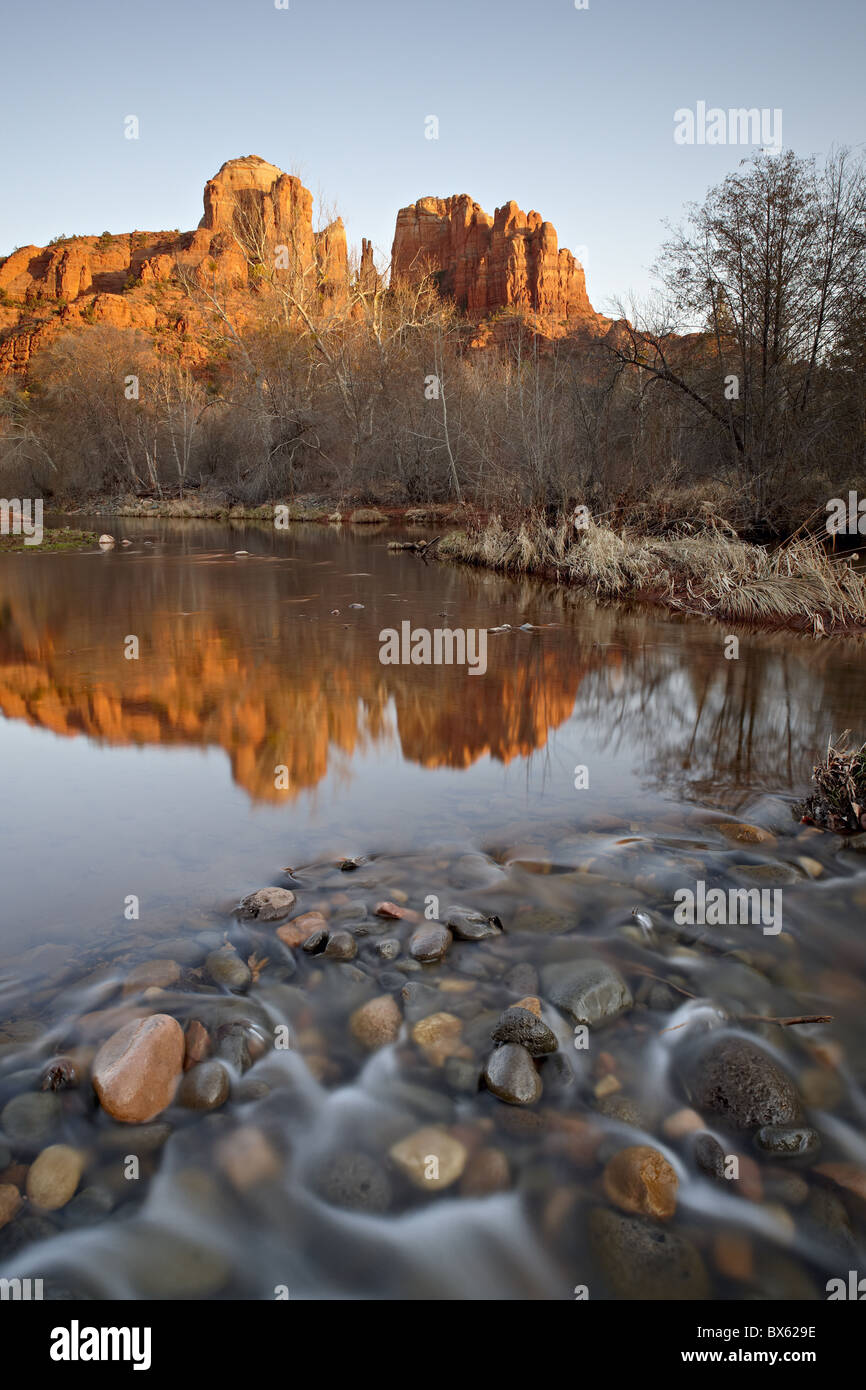 Cathedral Rock spiegelt sich in Oak Creek, Crescent Moon Picknickplatz, Coconino National Forest, Arizona, USA Stockfoto