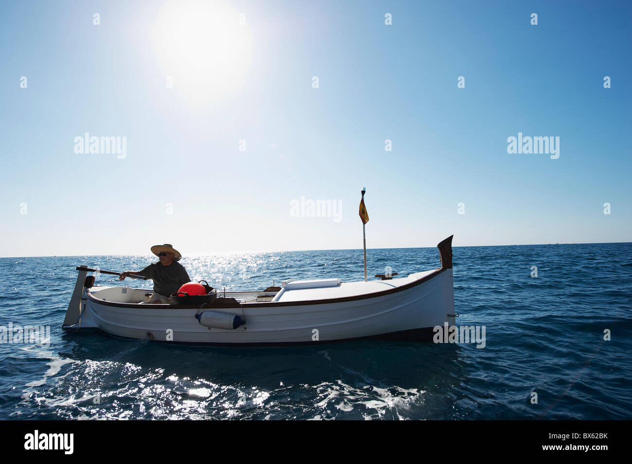 Fischer am Angelboot/Fischerboot auf dem Meer Stockfoto