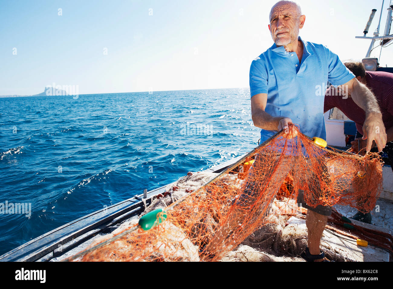 Fischer am Boot ziehen in Netzen Stockfoto