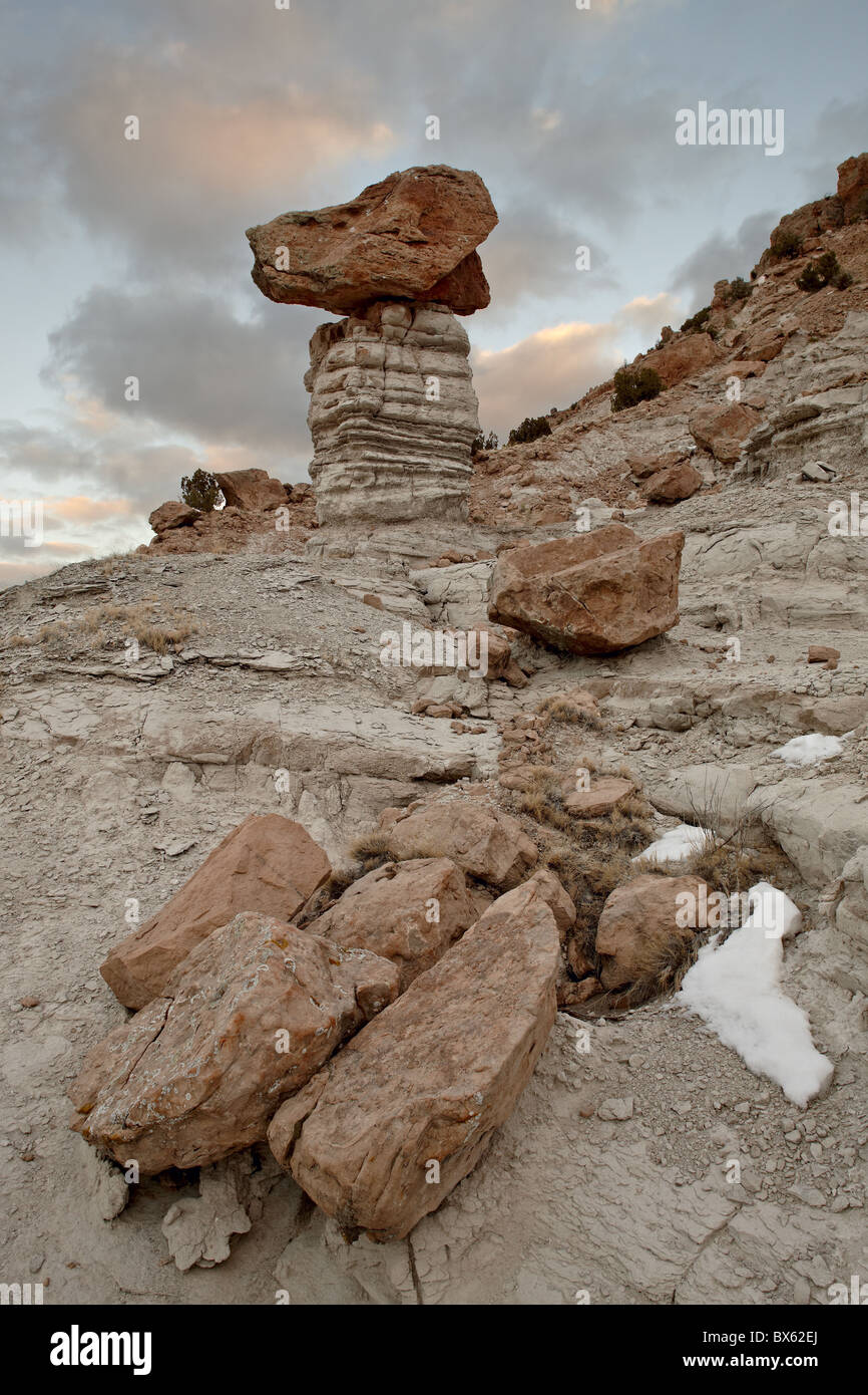 Balanced Rock im Plaza Blanca Badlands (The Sierra Negra Ödland), New Mexico, Vereinigte Staaten von Amerika, Nordamerika Stockfoto