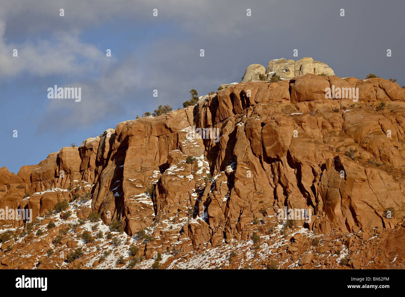 Rote Felsen mit Schnee, Carson National Forest, New Mexico, Vereinigte Staaten von Amerika, Nordamerika Stockfoto