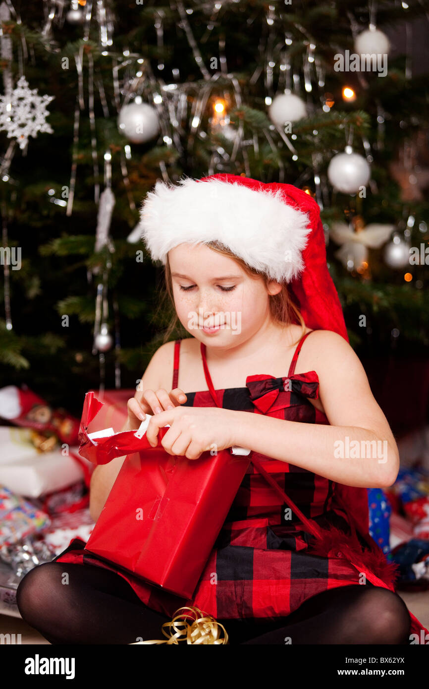 Mädchen Auspacken ein Weihnachtsgeschenk. Schweden Stockfoto