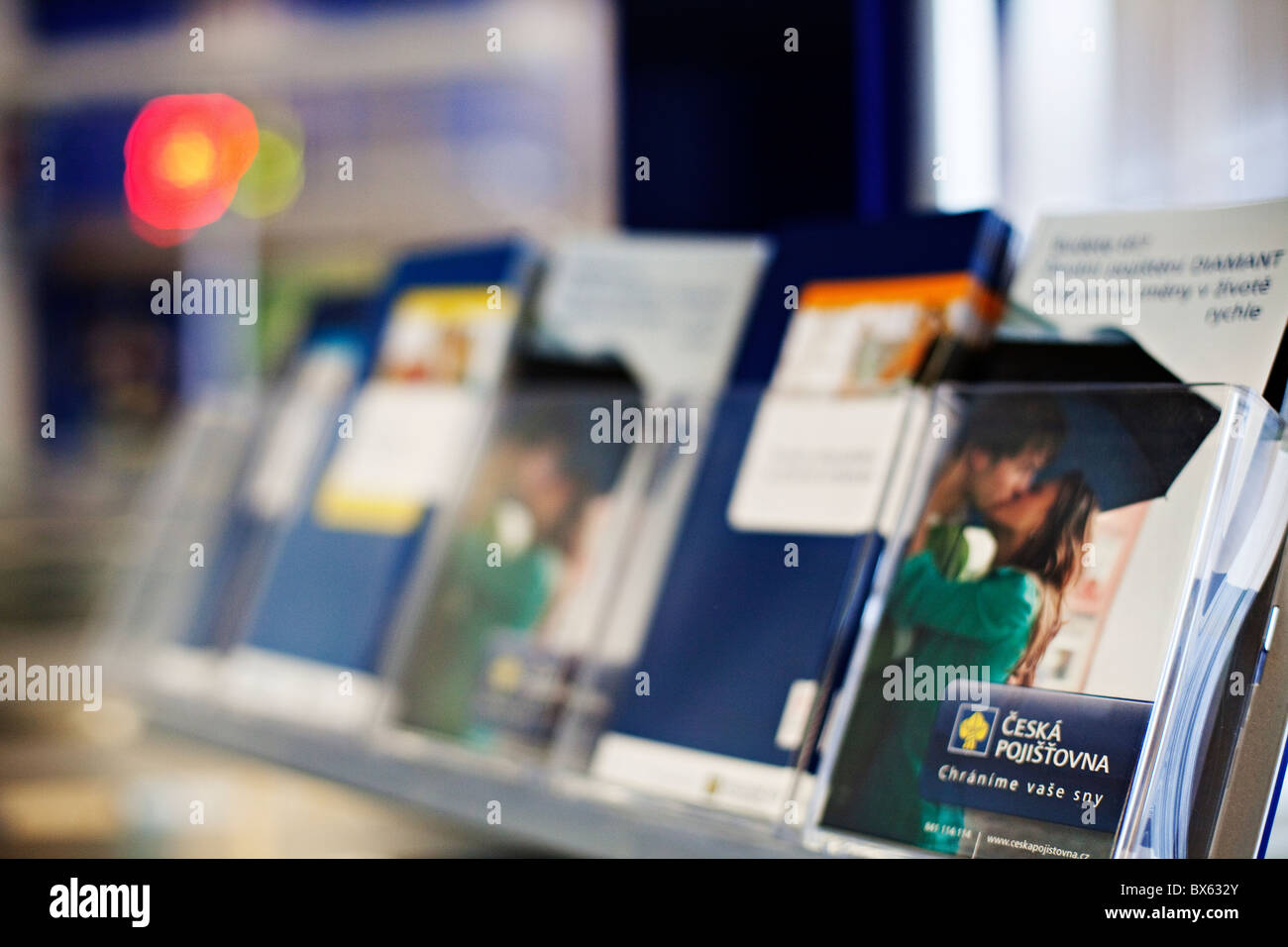 Werbe-Flyer bei Ceska Pojistovna Versicherung. (CTK Foto/Martin Sterba) Stockfoto