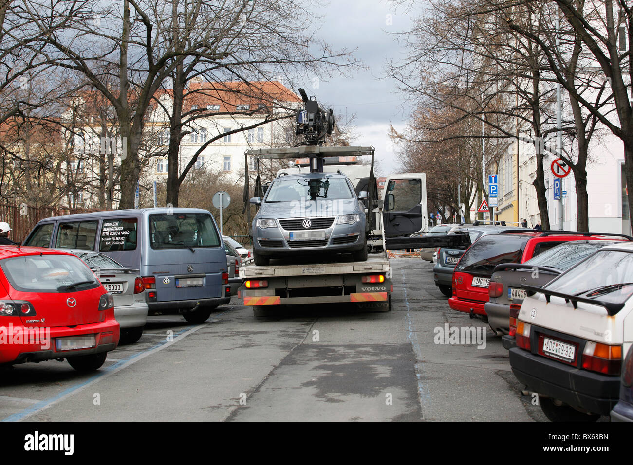 Prag, Fahrzeug abgeschleppt vom Tieflader.  (CTK Foto/Josef Horazny) Stockfoto