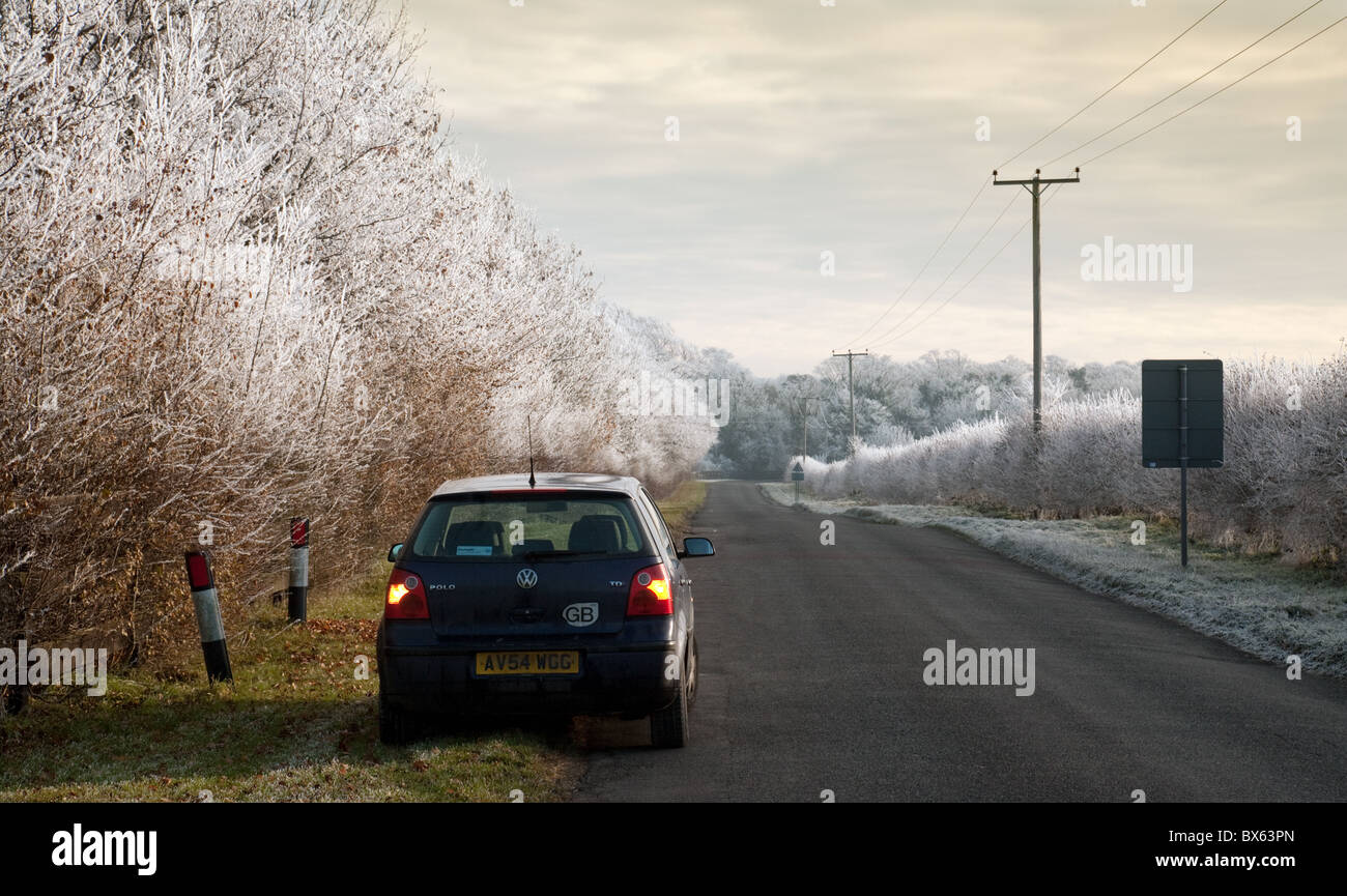 Ein Volkswagen Polo parkte neben einer Landstraße an einem frostigen Morgen, Suffolk, UK Stockfoto