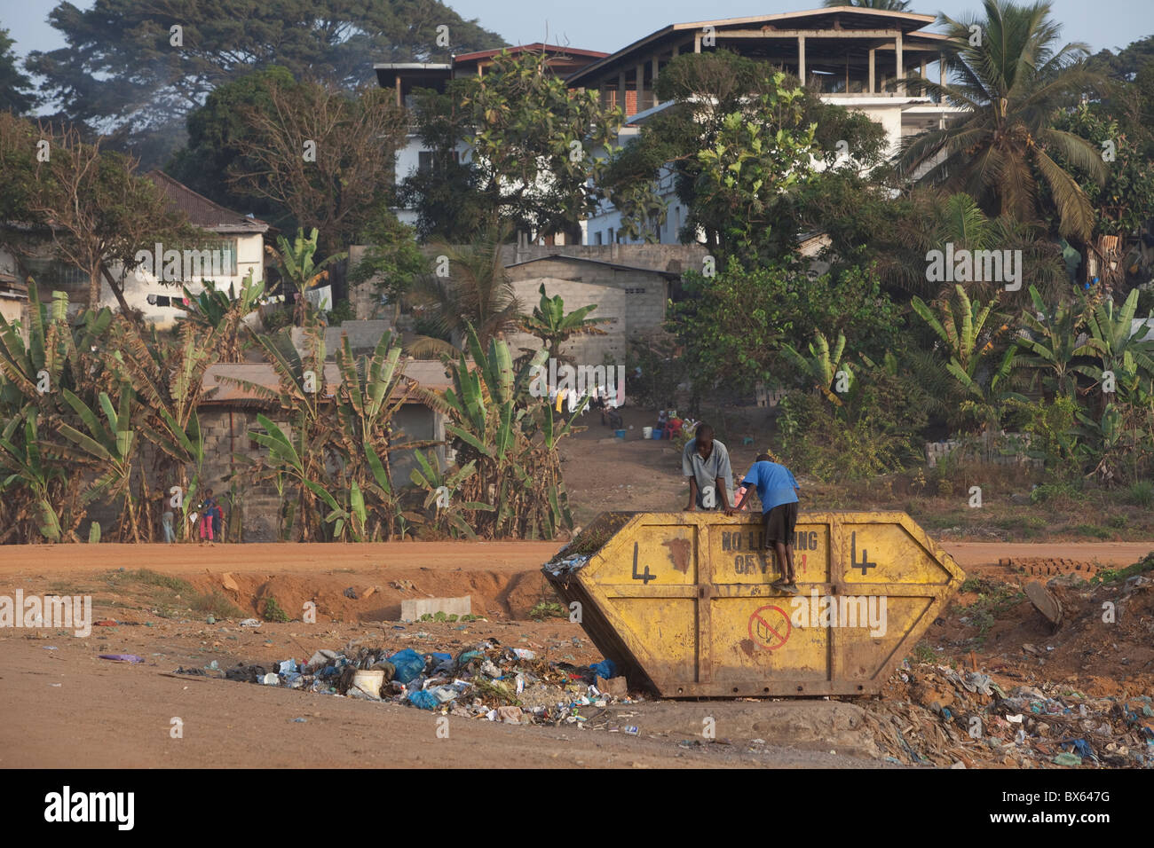 Stadtszene entlang am Meer zeigen Kinder graben durch Müll Müllcontainer. | Monrovia, Liberia, Westafrika. Stockfoto