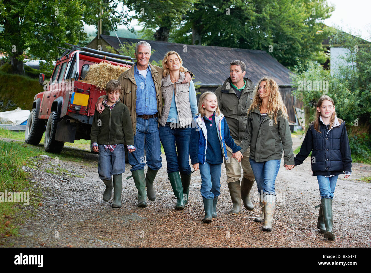 Familie gehen auf Bauernhof Stockfoto