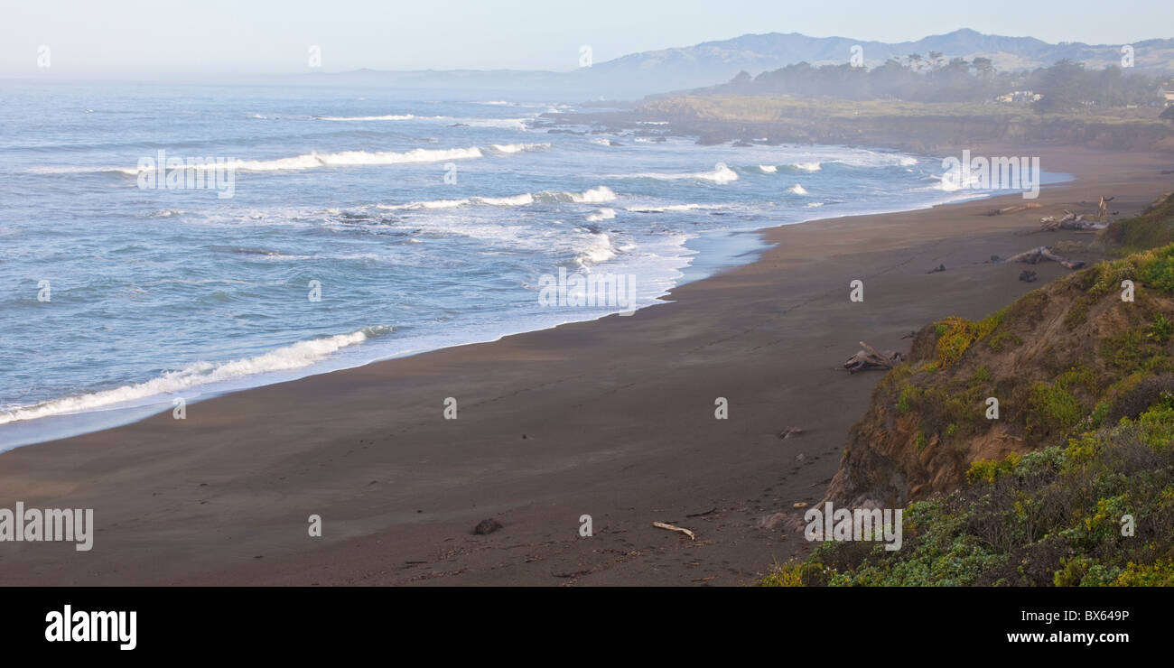 Moonstone Beach mit frühen Sonne Beleuchtung Pazifik surf Stockfoto