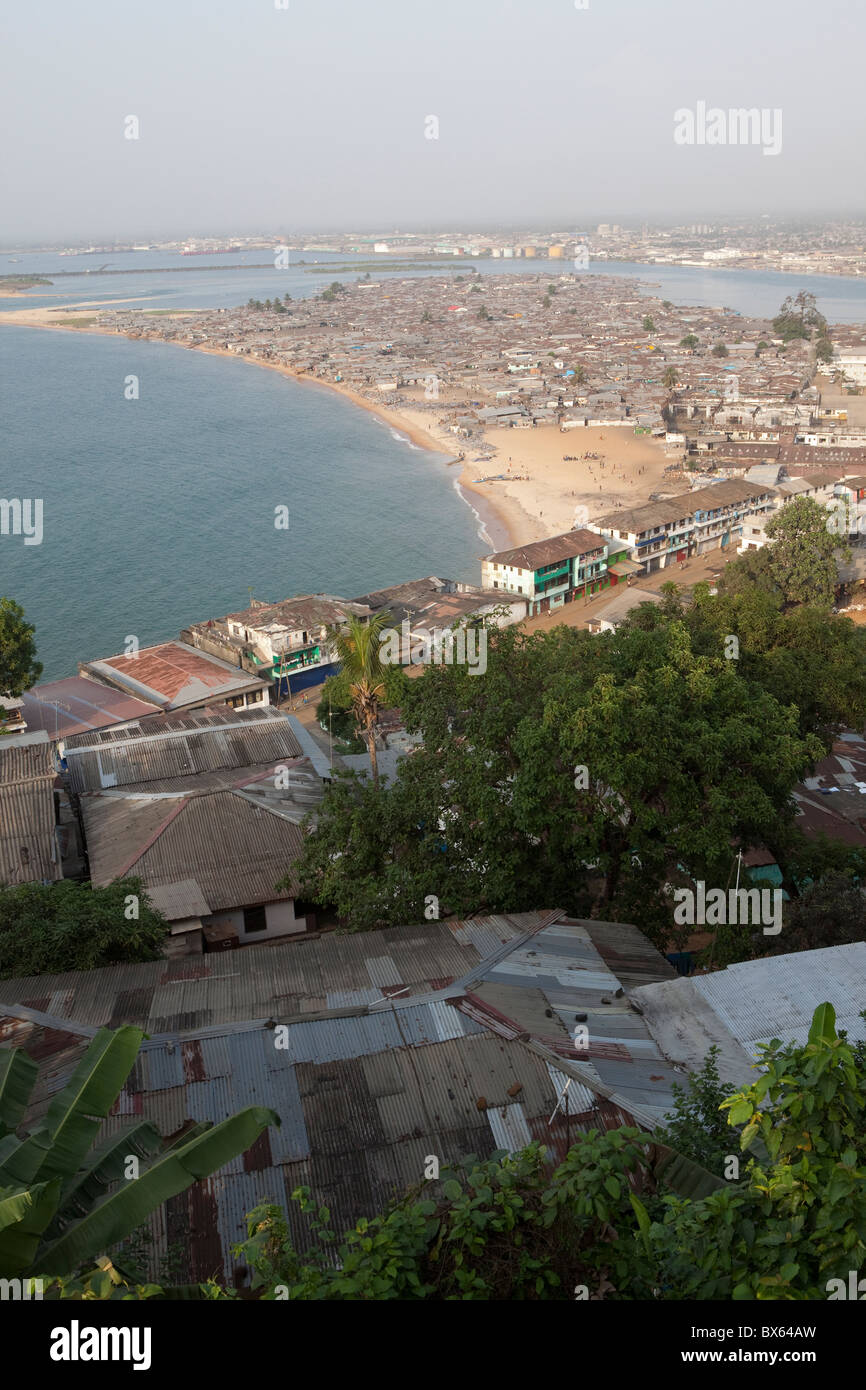 Monrovia, Liberia am Meer Ufer und der Mesurado Penninsula zeigen. West-Afrika. Stockfoto