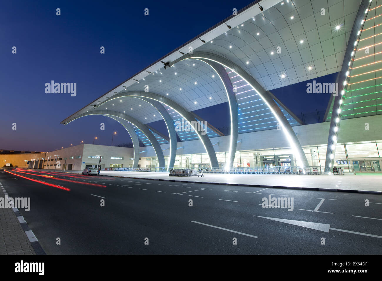Stilvoller moderne Architektur von Terminal 3 eröffnet in 2010, Dubai International Airport, Dubai, Vereinigte Arabische Emirate, Naher Osten Stockfoto