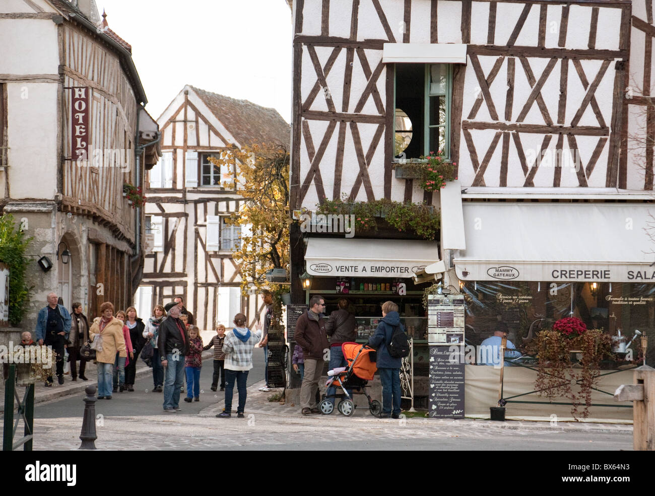 Straßenszene in der mittelalterlichen französischen Stadt Provins, Seine et Marne, Ile-de-France, Frankreich Stockfoto
