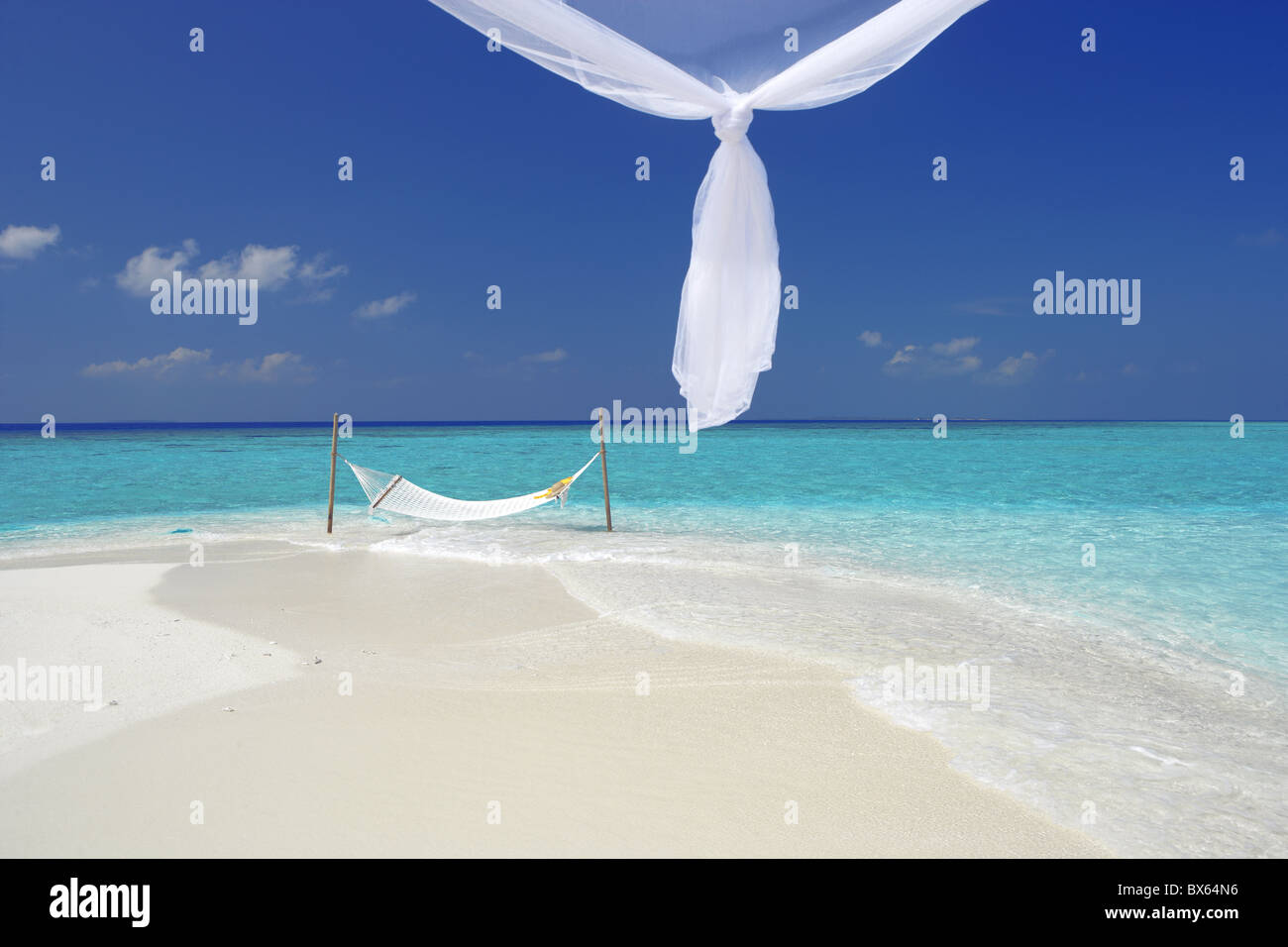 Hängematte hängen im flachen klaren Wasser, die Malediven, Indischer Ozean, Asien Stockfoto