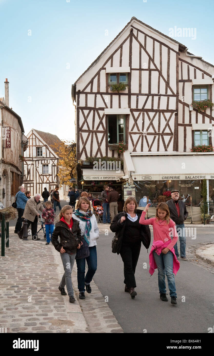 Straßenszene in der mittelalterlichen französischen Stadt Provins, Seine et Marne, Ile-de-France, Frankreich Stockfoto
