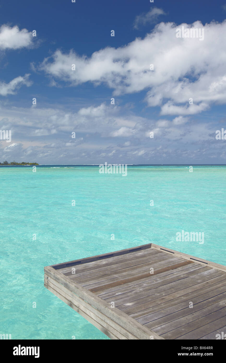 Holzsteg und tropischen Meer, Insel, Malediven, Indischer Ozean, Asien anzeigen Stockfoto