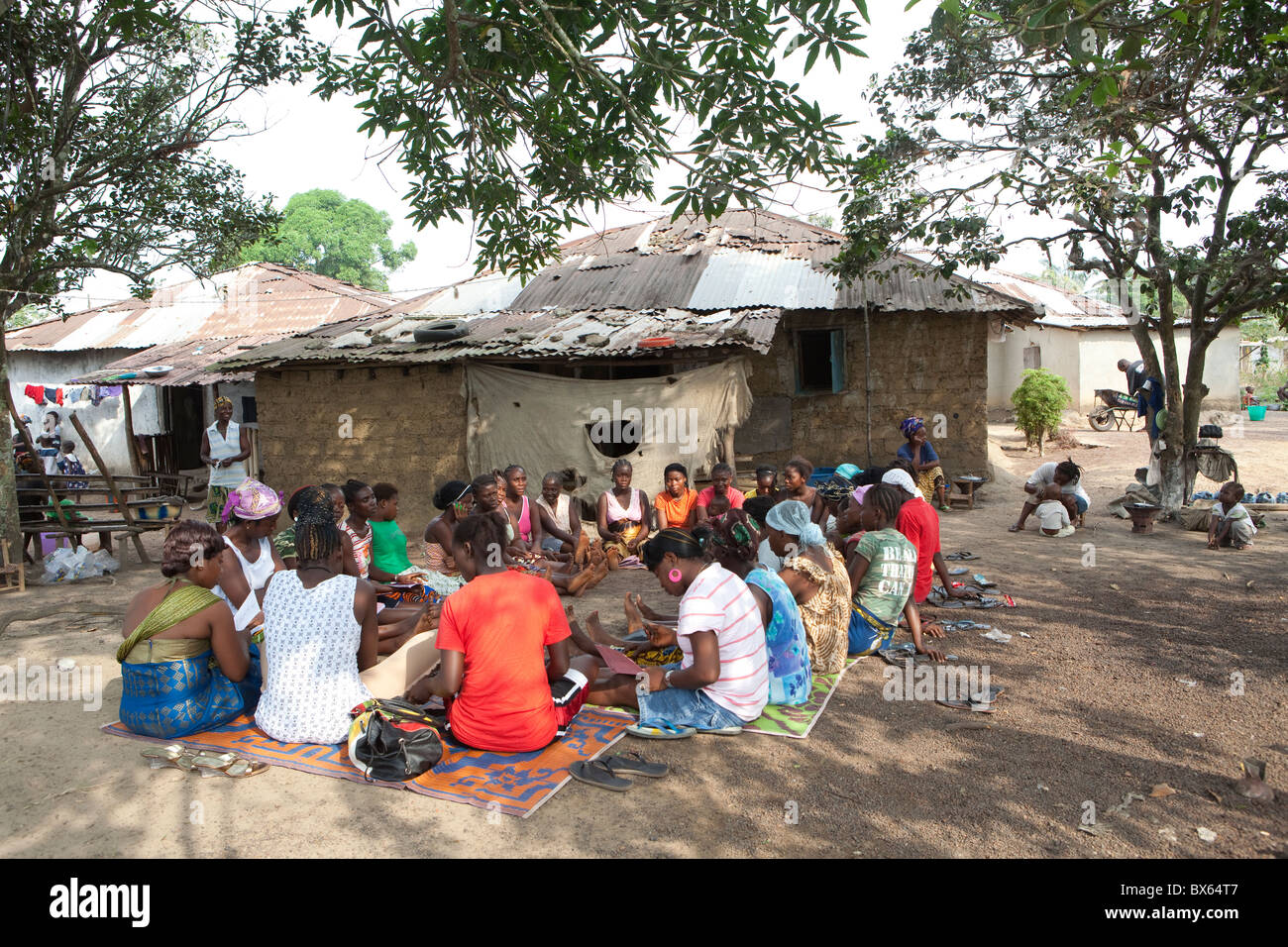 Frauen besuchen eine Gemeinschaft Mikrofinanz-Besprechung in Kakata, Liberia, Westafrika. Stockfoto