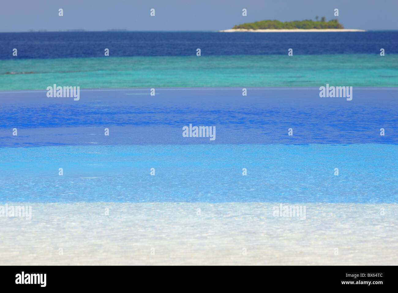 Swimmingpool und tropischen Insel, Malediven, Indischer Ozean, Asien Stockfoto