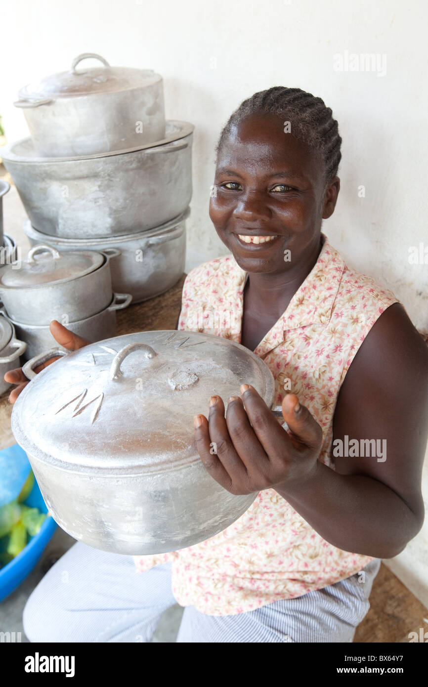 Eine Frau verkauft Kochgeschirr und Geschirr in einem kleinen Laden in Kakata, Liberia, Westafrika. Stockfoto