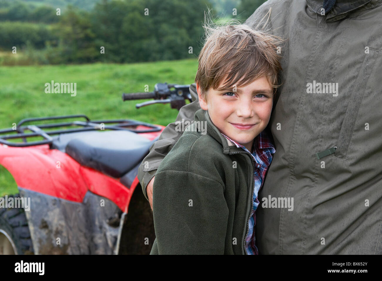 Vater und Sohn mit Quad-bike Stockfoto