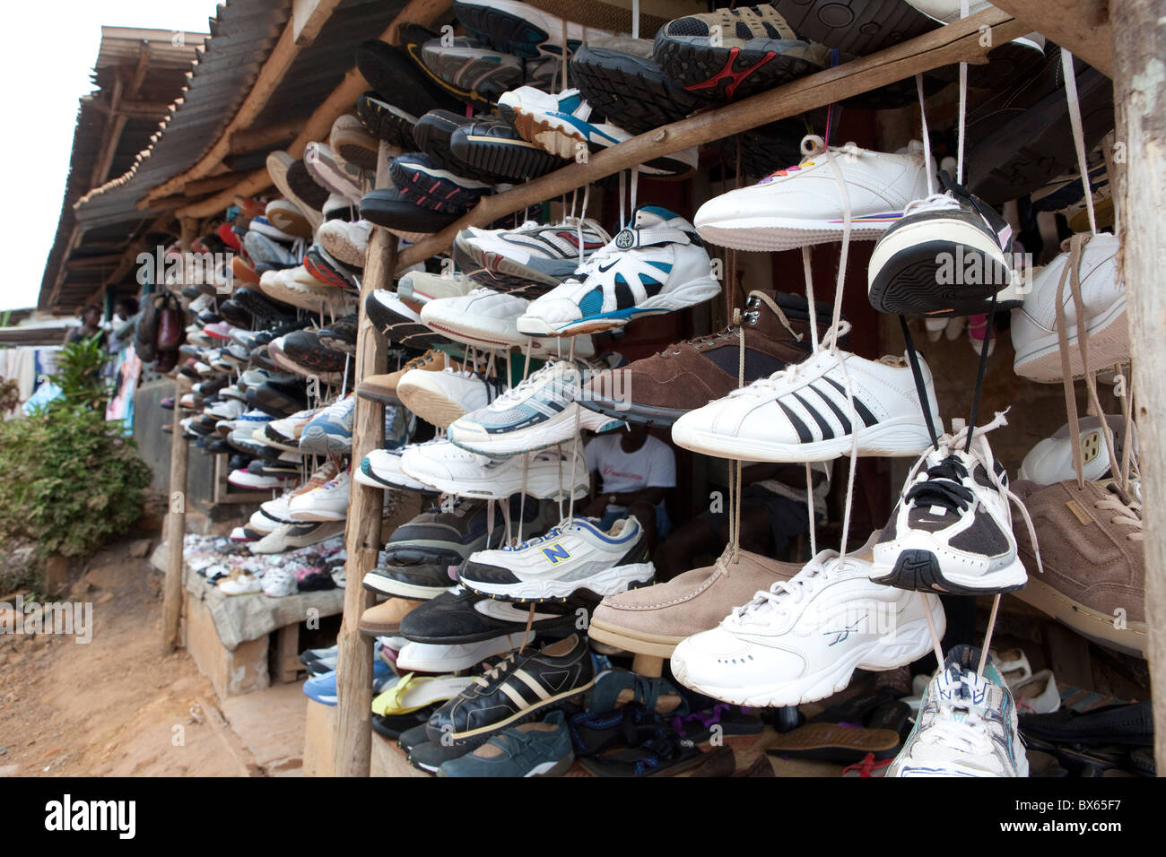 Schuhe in einem Geschäft in Kakata, Liberia, Westafrika baumeln. Stockfoto