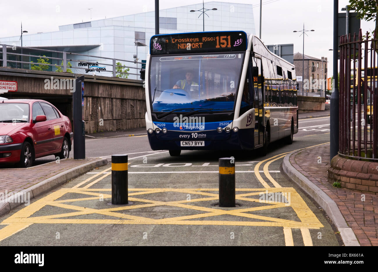 Bus wartet Poller in Fahrbahn, so dass sie in die Stadt einfahren Zentrum Busbahnhof Newport South Wales UK Stockfoto