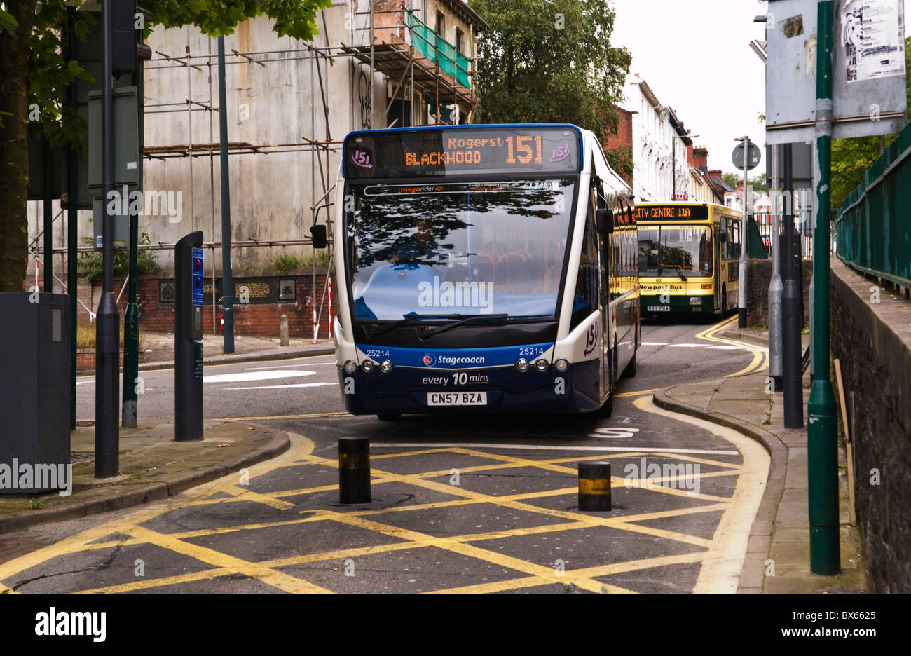 Bus wartet Poller in Fahrbahn, so dass sie in die Stadt einfahren Zentrum Newport South Wales UK Stockfoto