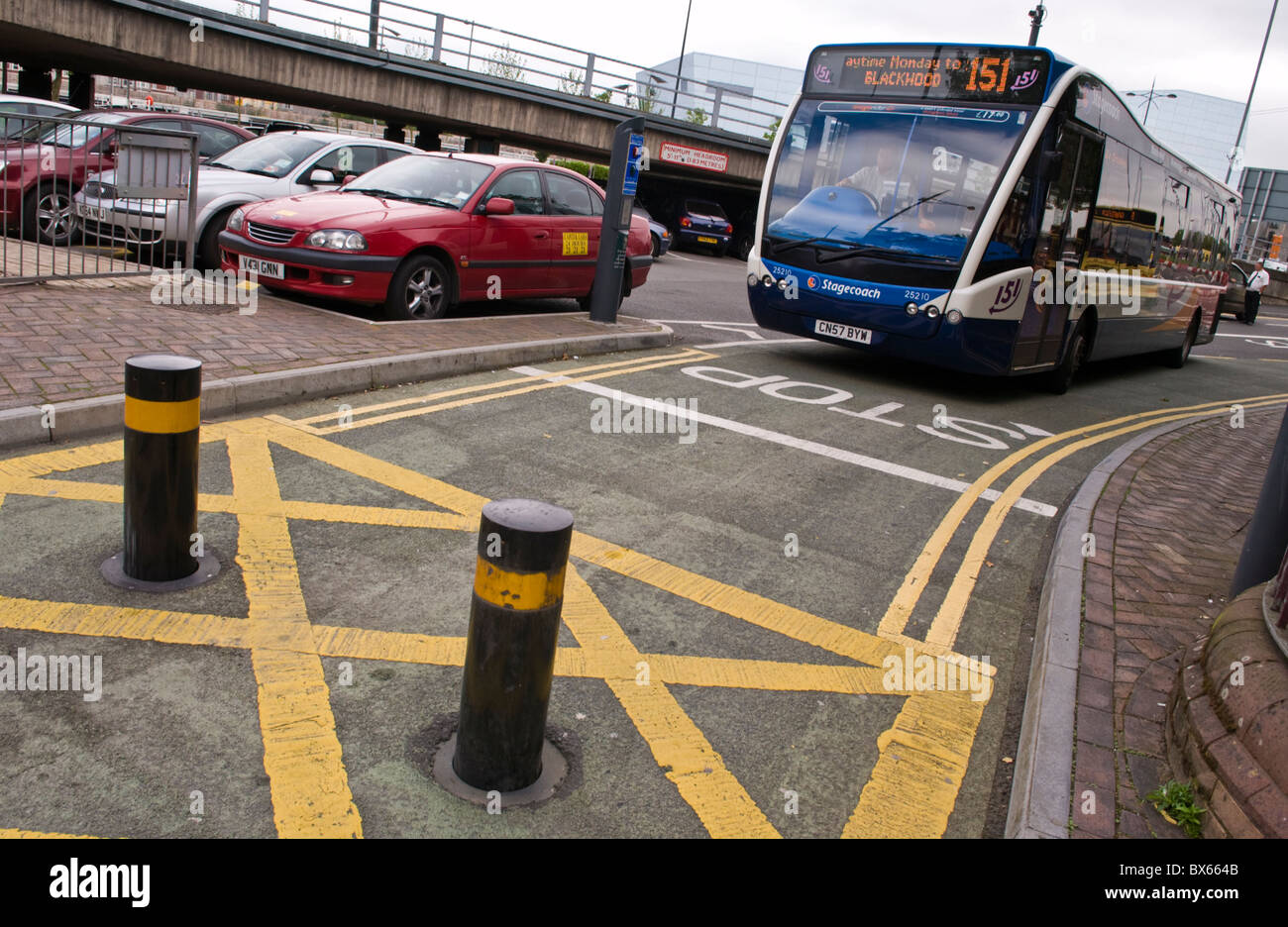 Bus wartet Poller in Fahrbahn, so dass sie in die Stadt einfahren Zentrum Busbahnhof Newport South Wales UK Stockfoto