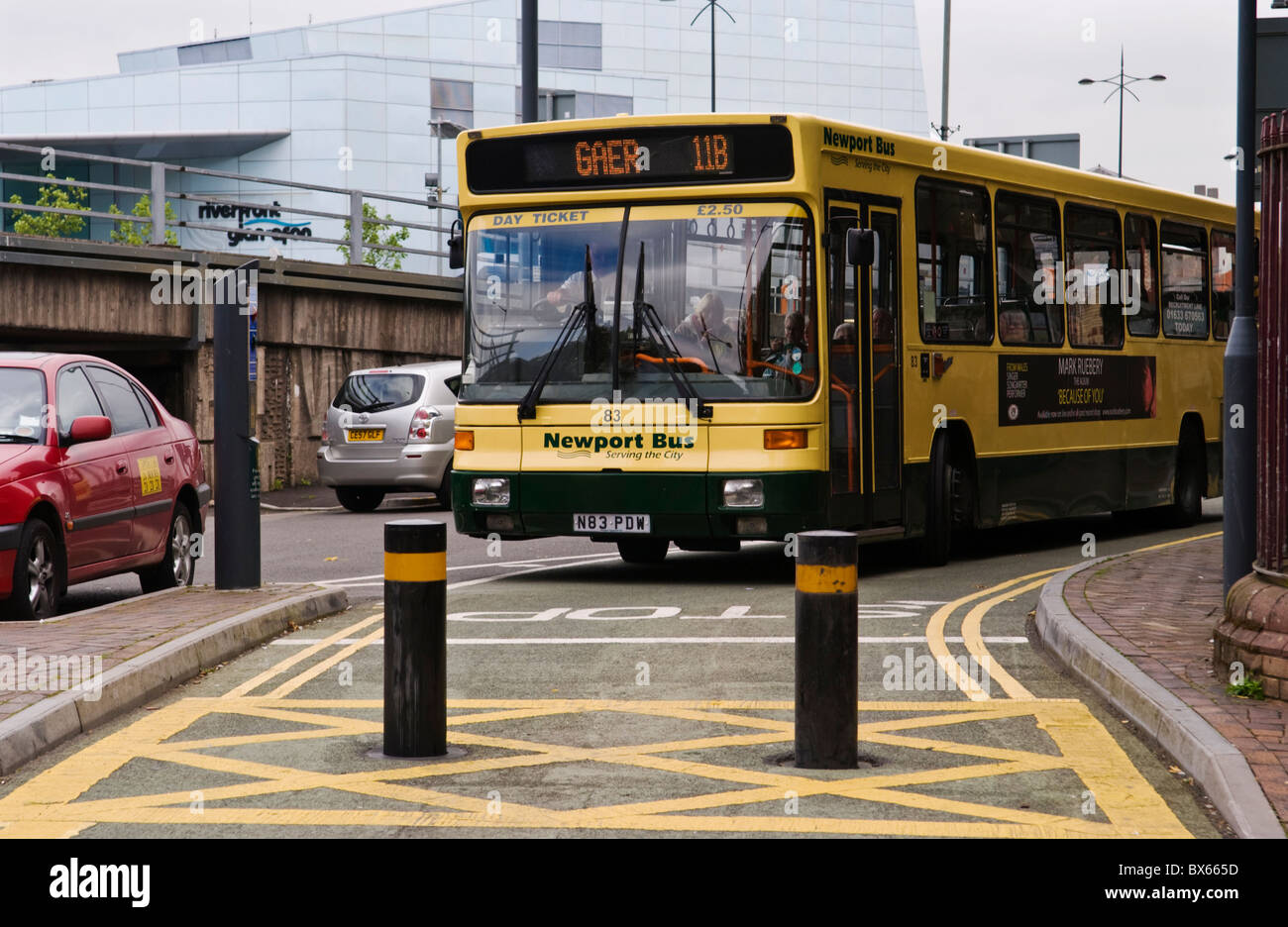 Bus wartet Poller in Fahrbahn, so dass sie in die Stadt einfahren Zentrum Busbahnhof Newport South Wales UK Stockfoto