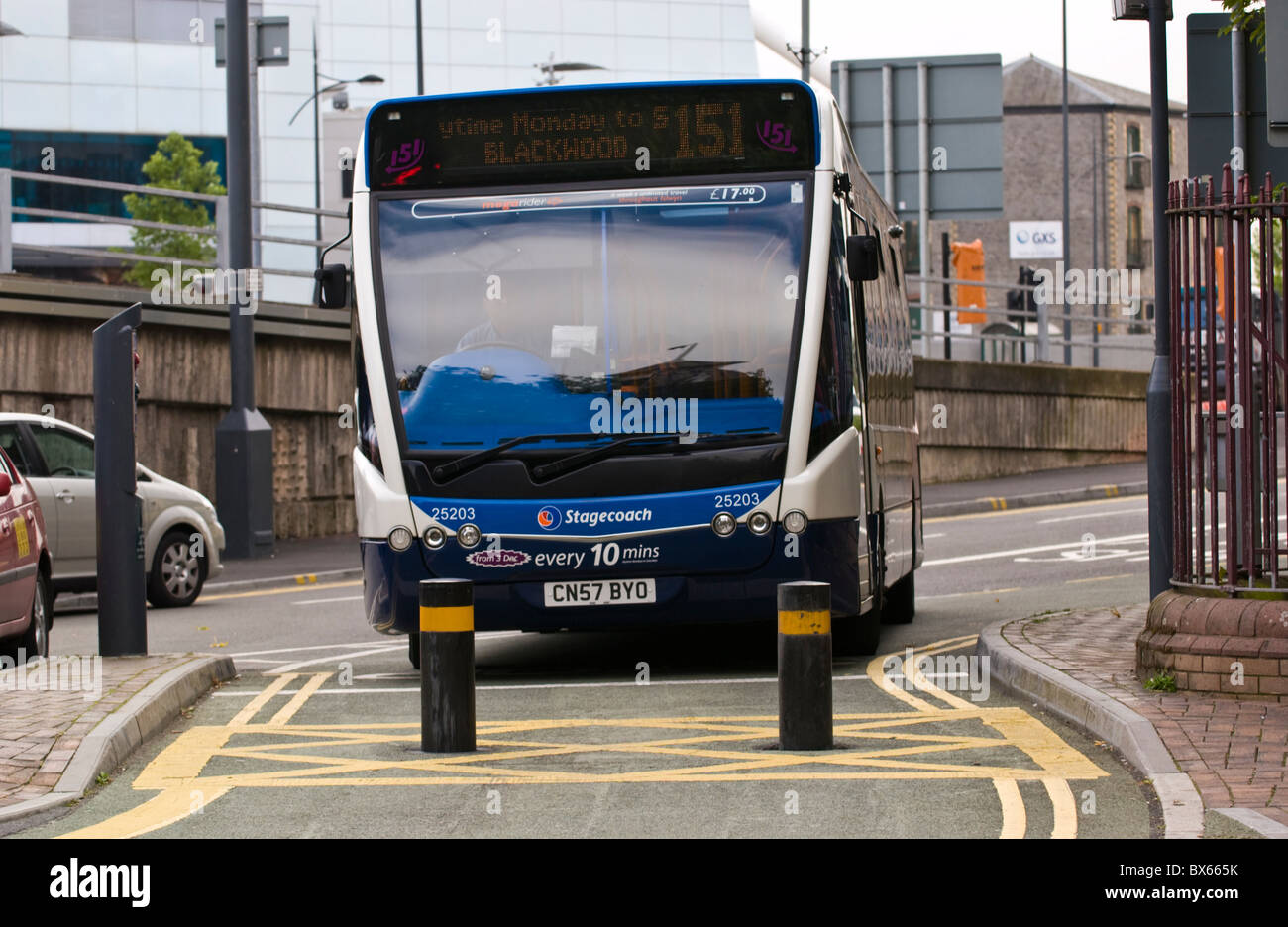 Bus wartet Poller in Fahrbahn, so dass sie in die Stadt einfahren Zentrum Busbahnhof Newport South Wales UK Stockfoto