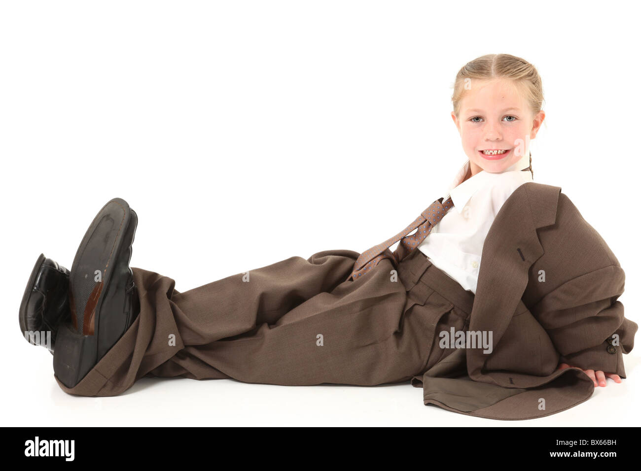 Schöne amerikanische vier Jahres altes Mädchen in übergroßen Anzug gekleidet. Stockfoto