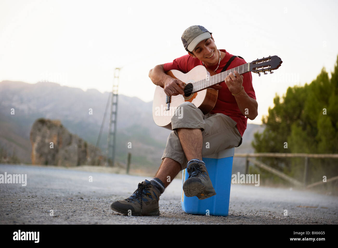 Mann Gitarre spielen Stockfoto