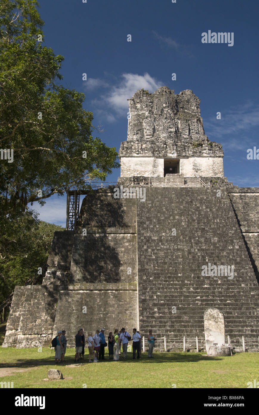 Tempel Nr. 2 (Tempel der Masken), große Plaza, Tikal, UNESCO-Weltkulturerbe Tikal National Park, Petén, Guatemala Stockfoto