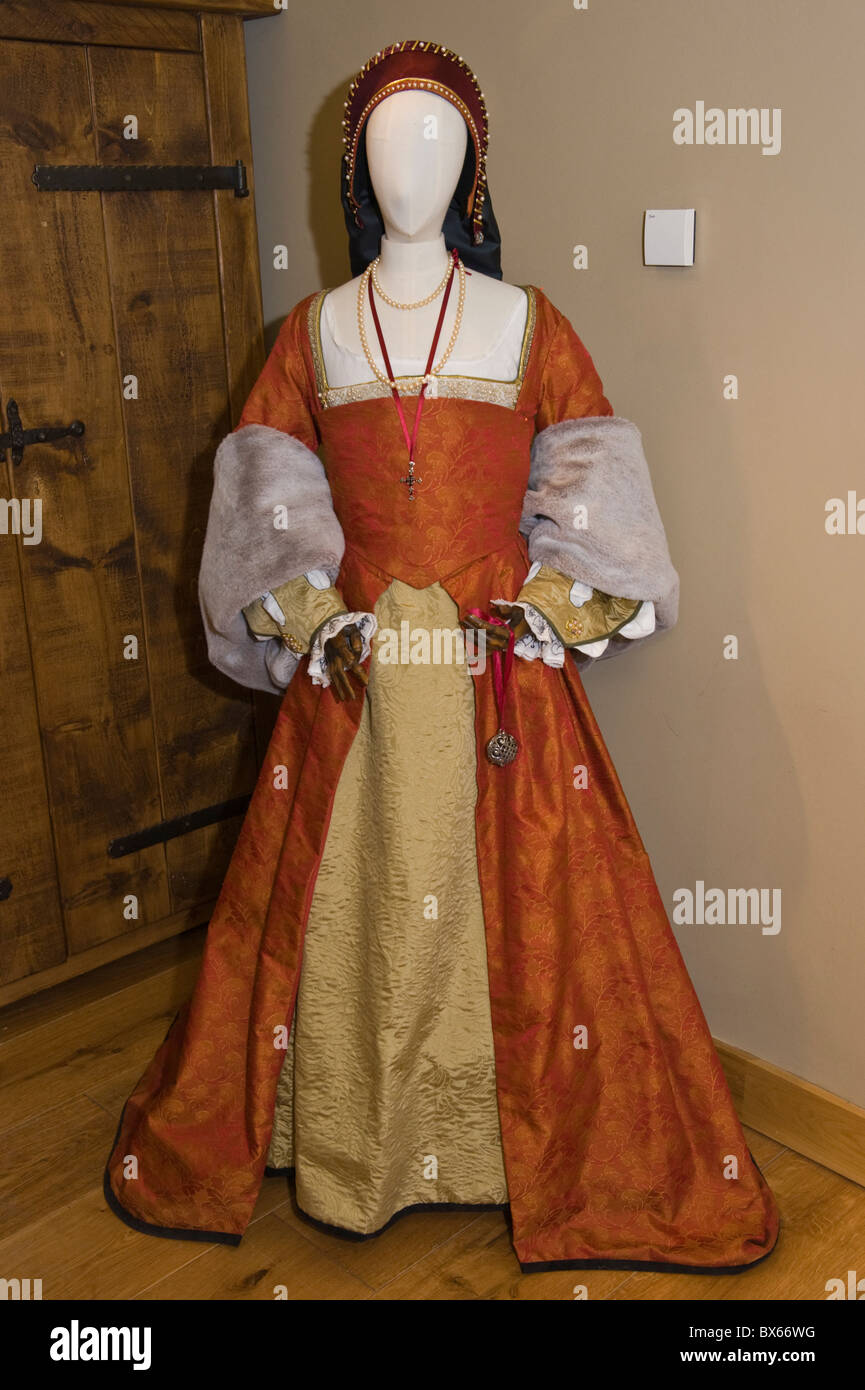 Handgemachte authentische Tudor Kostüm auf dem Display in der zehnten Scheune Abergavenny Monmouthshire Gwent South Wales UK Stockfoto