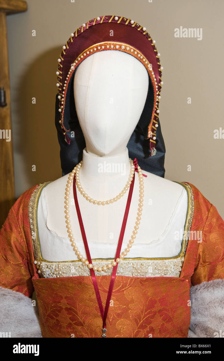 Handgemachte authentische Tudor Kostüm auf dem Display in der zehnten Scheune Abergavenny Monmouthshire Gwent South Wales UK Stockfoto