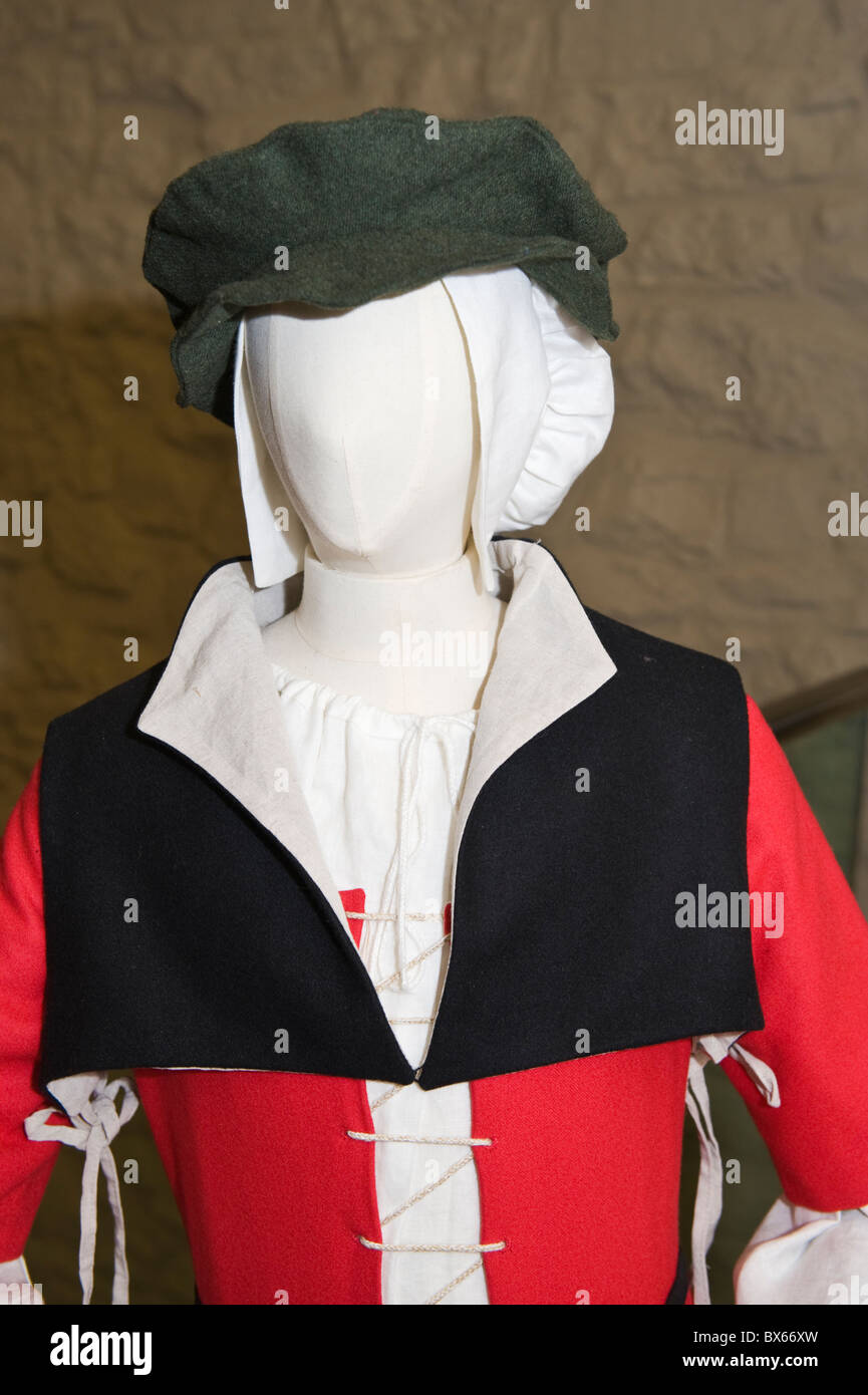 Handgemachte authentische Tudor Kostüm auf dem Display in der zehnten Scheune Abergavenny Monmouthshire Gwent South Wales UK Stockfoto