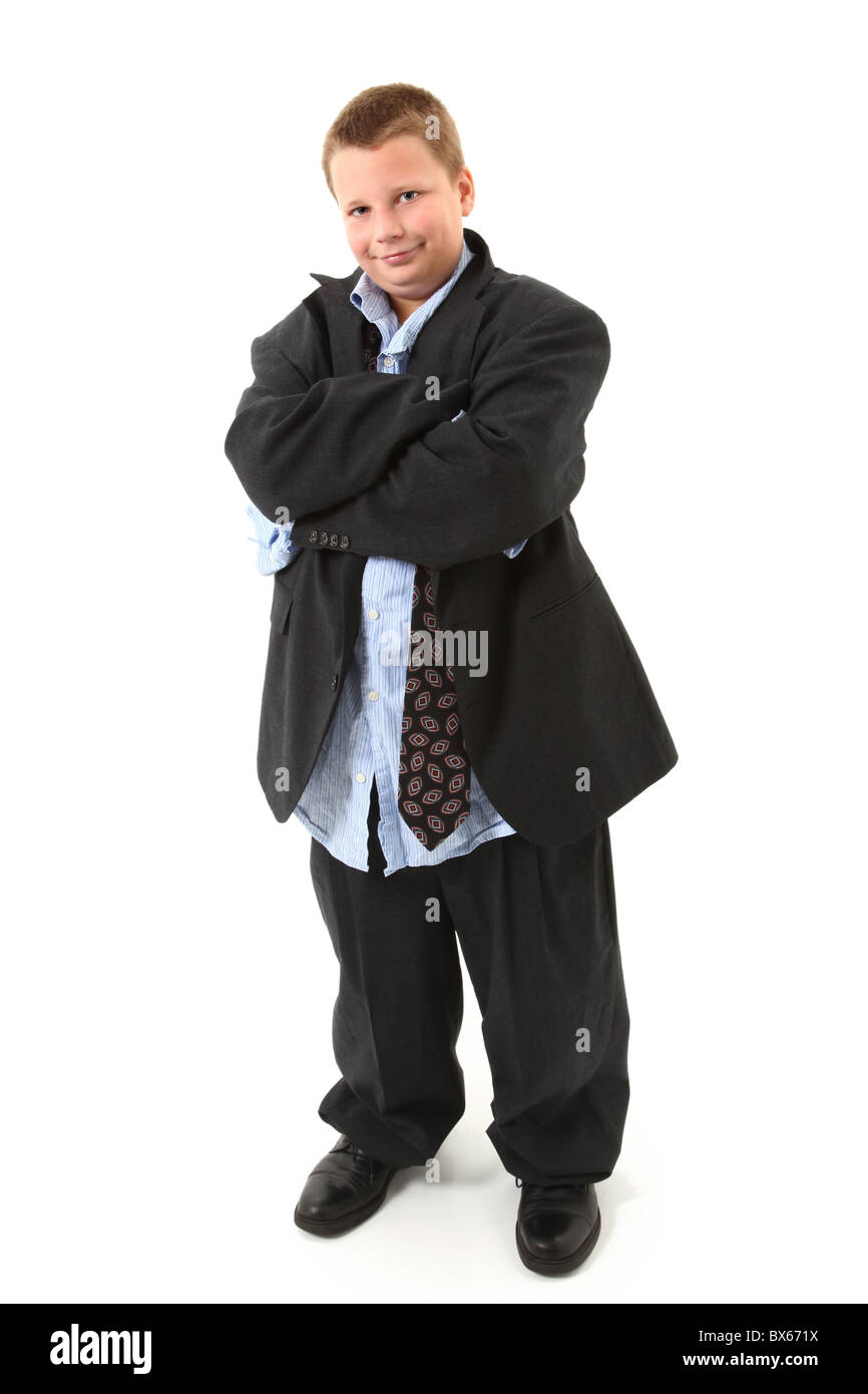 Schöne amerikanische zehnjähriger Junge in übergroßen Anzug mit Arme gekreuzt. Stockfoto