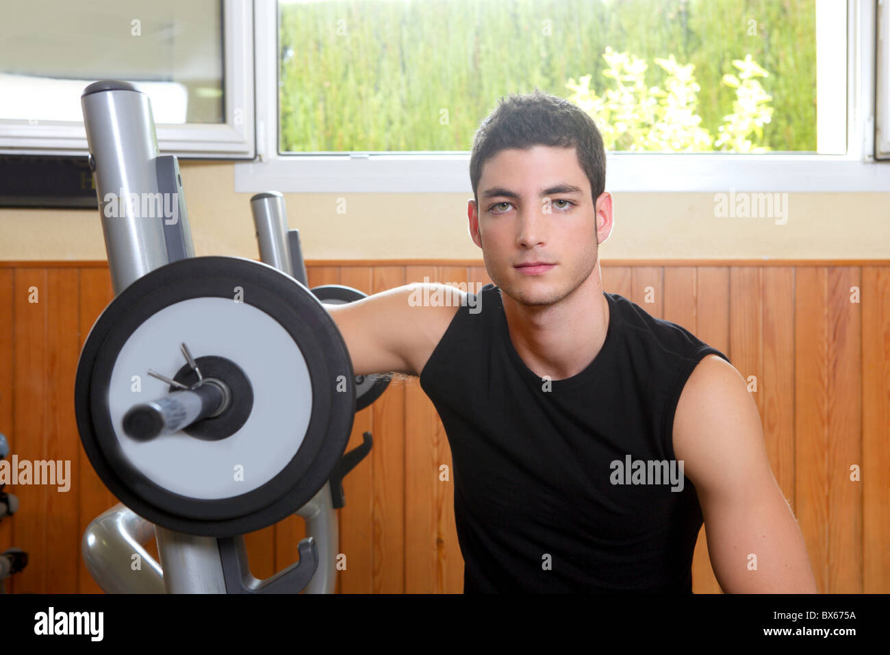 Fitness-Studio junger Mann posiert Gebäude Körpergewicht schwarz Stockfoto