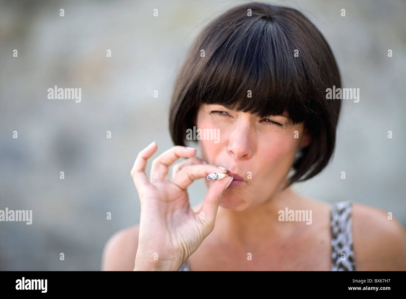 Frau raucht eine Zigarette Stockfoto