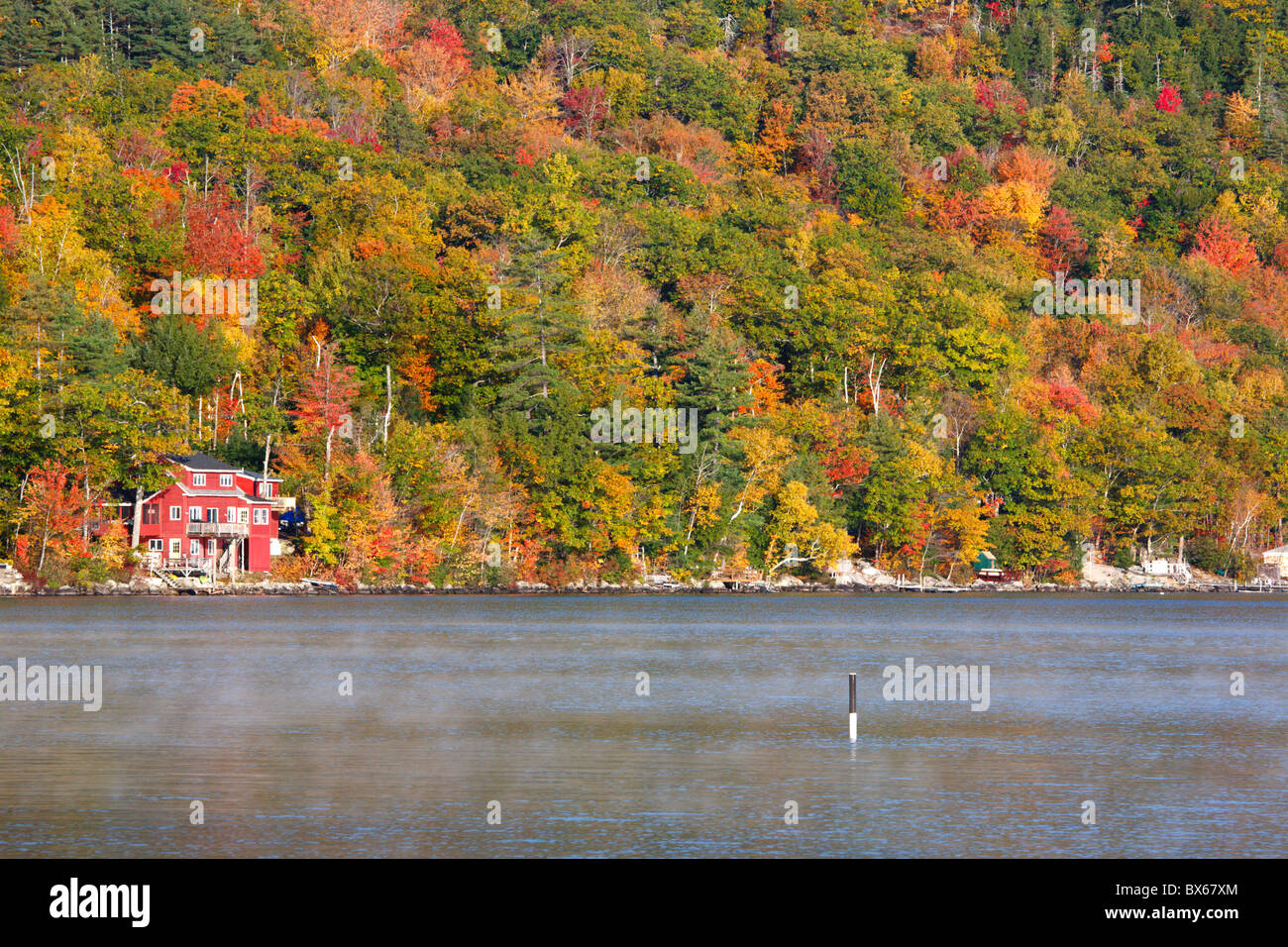 Wellington State Park - neu gewonnene See in Bristol, New Hampshire USA während der Herbstmonate Stockfoto