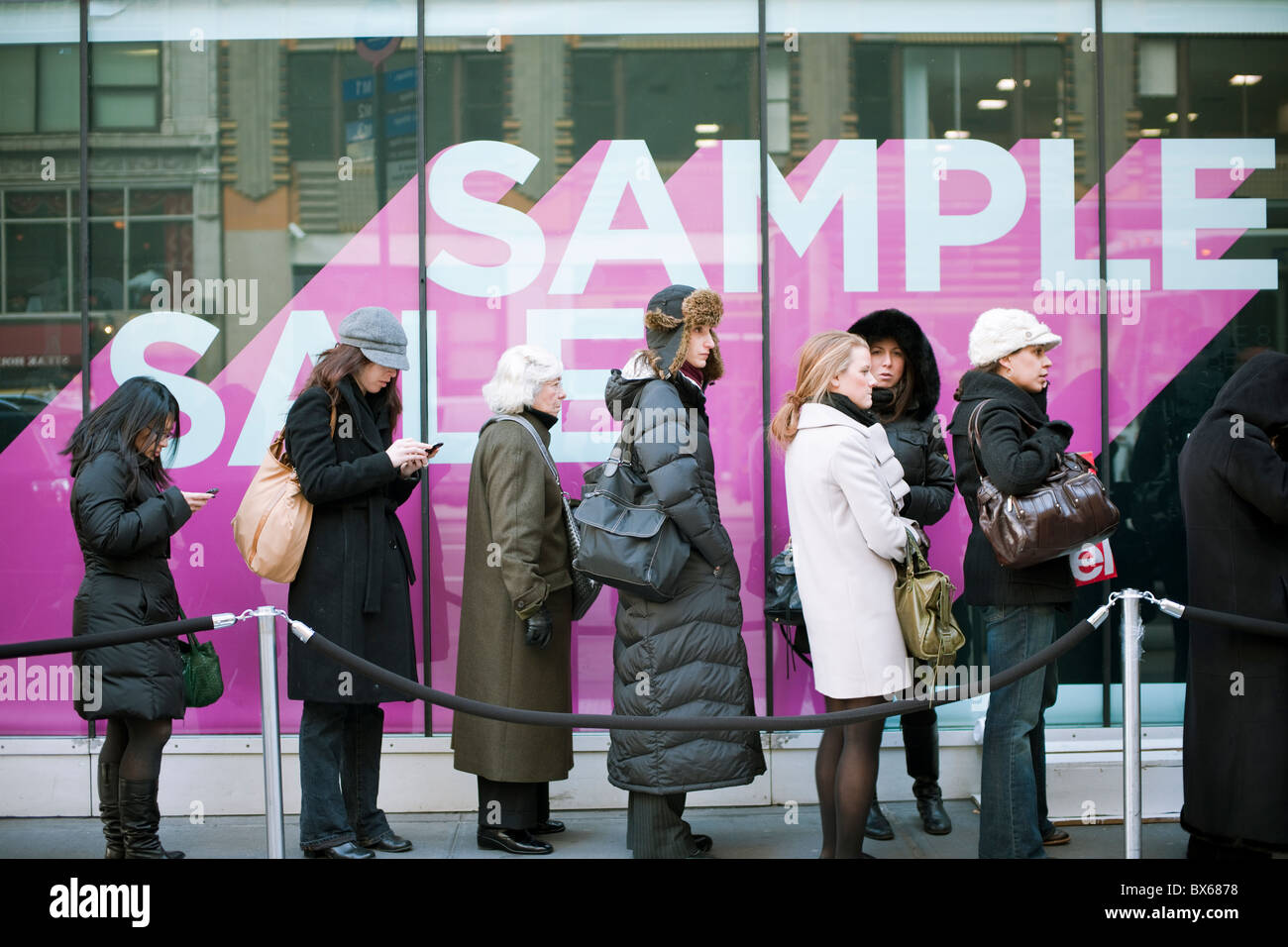 Shopper Line-up in der Kälte für die Diane Von Furstenberg Probe Verkauf in New York Stockfoto
